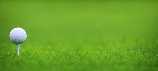 Gordijnen Golfbal op groene grasachtergrond © destillat