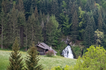 Chalet avec cascade,  Suisse