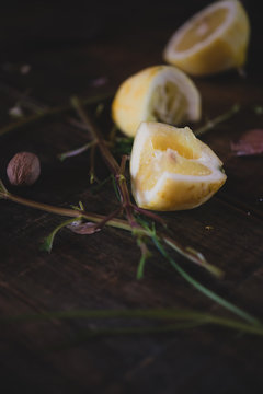Citrons et herbe pos&eacute;s sur une table en bois