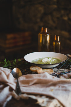 Assiette de soupe de f&egrave;ves sur une table en bois