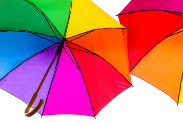 Kolorowe parasole na bialym tle.  Kolorowa dekoracja. Teczowy parasol.  Ochrona przed deszczem.  Duza ilosc kolorowych parasoli.  Otwarty parasol.