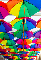 Kolorowe parasole.  Kolorowa dekoracja. Teczowy parasol.  Ochrona przed deszczem.  Duza ilosc kolorowych parasoli.  Otwarty parasol.