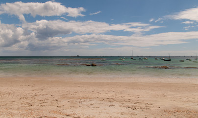 Küstenlandschaft und Strand an der Nordsee in der Bretagne Frankreich