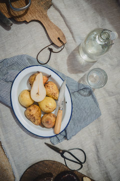 Assiette de poires fraiches pendant un pique-nique
