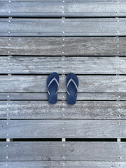 Chanclas sobre plataforma de madera