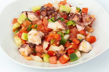 Salpicón de marisco y verduras variadas.