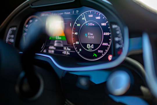Geschwindigkeit Reichweite Rekuperation Anzeige  im Virtual Cockpit Audi Q7 e-tron 