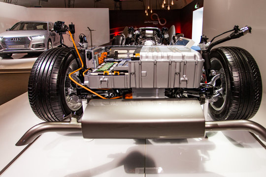 Offene Lithium-Ionen-Batterie auf der Hinterachse eines Audi-Q7 Plug-in-Hybrid Modell, 2015