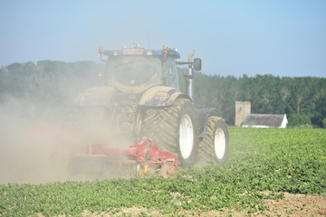 agriculture secheresse terre tracteur machine environnement planete
