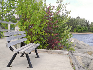 Banc en bois sur quai