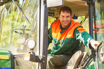 Waldarbeiter in Kabine von Forsttraktor © Robert Kneschke