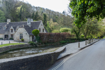 Fototapeta na wymiar stone village with typical english houses next to a river, Castle Combe