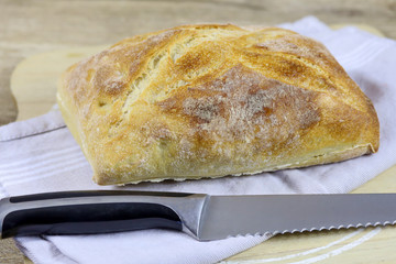 miche de pain sur une table