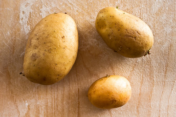 Patate fresche sopra tavola di legno.