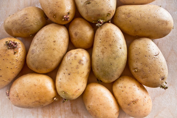 Patate fresche sopra tavola di legno.
