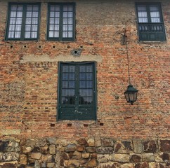 Casa de ladrillo con puerta 