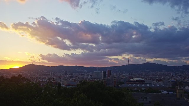 Puesta de Sol En Barcelona una tarde de Primavera, con el Sol escondiendo detr&aacute;s de las monta&ntilde;as