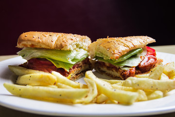 Sandwich buffalo con papas fritas