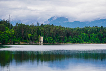Forstsee in Österreich mit Panorama Aussicht und einem gebäude im Wald
