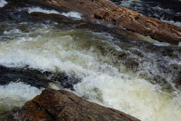 Chute d'eau en forêt canadienne