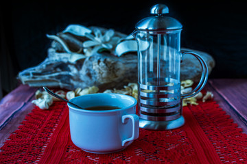 merienda con tetera tradicional en vidrio y metal 