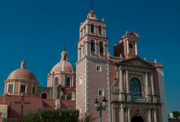 Parish church of Santa María, in Tequisquiapan Mexican town. Neoclassical style with simple lines and made of pink sandstone, wekeend in Tequisquiapan