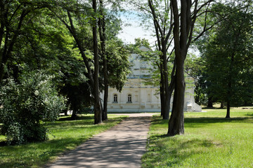 An old white house in the historical center of Chernigov. House of the regimental office. Alley.