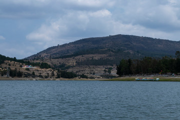 Fototapeta na wymiar Represa en el lago