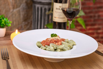 Inhoque (gnocci) de espinafre com molho de tomates frescos