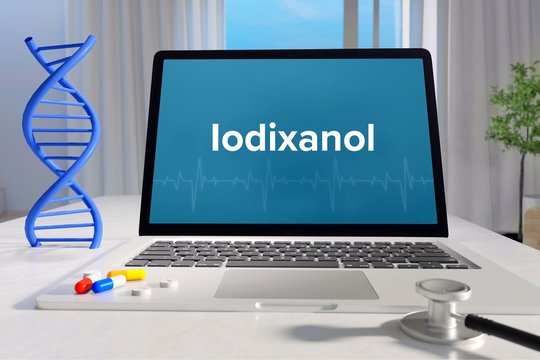 Iodixanol. Laptop mit Begriff/Text auf Monitor. Computer von Arzt. DNA und Stethoskop. Medizin, Gesundheitswesen