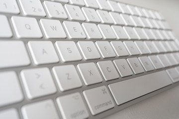 Teclado blanco y plata