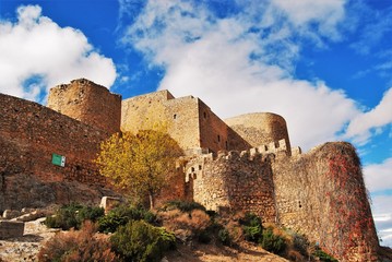Fototapeta na wymiar Castillo medieval en la cima de una montaña