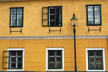 Fototapeta na wymiar old house wall and street lantern in Grinzing Vienna