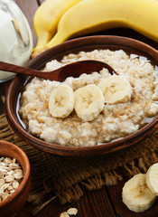 Porridge with bananas and honey