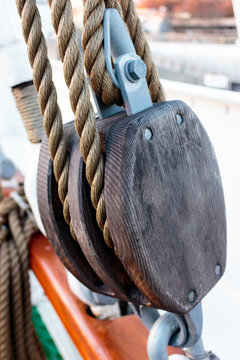 Restaurierter Flaschenzug auf einem Segelschiff