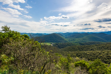 Fototapeta na wymiar Montagnes et forêts des Cévennes à perte de vue à proximité du village de Corbès (Occitanie, France)