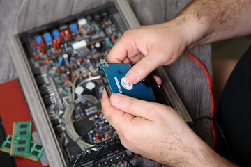 Electronics repair shops. Master master took out the HDD from the block.