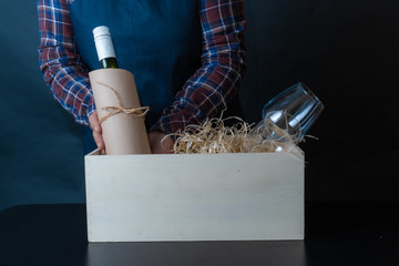 delivery service packing bag box packer shipping wine glasses sommelier