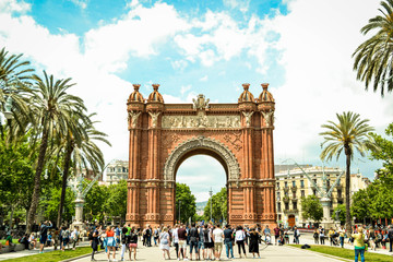 Fototapeta na wymiar triumphal arch in barcelona spain