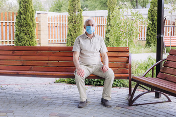 Obraz premium Senior man wearing medical mask protect himself from coronavirus, medical and health concept