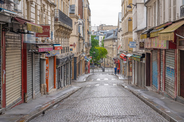 Obraz premium Paryż, Francja - 05 09 2020: dzielnica Montmartre. Steinkerque Street podczas uwięzienia przeciwko koronawirusowi