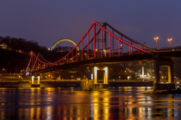 Fototapeta na wymiar Night view of the Dnieper river, pedestrian bridge