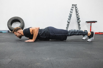 joven entrenando en gimnasio con fondo blanco