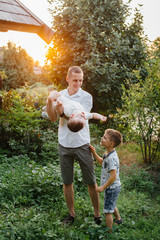 Fototapeta premium Ojciec i syn spacerujący po parku o zachodzie słońca. Szczęście. Miłość