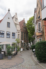 Fototapeta na wymiar Alte, größtenteils unter Denkmalschutz stehende Häuser in den engen Gassen des historischen Altstadtviertel 