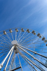 Obraz premium Empty ferris wheel with a blue sky in the background