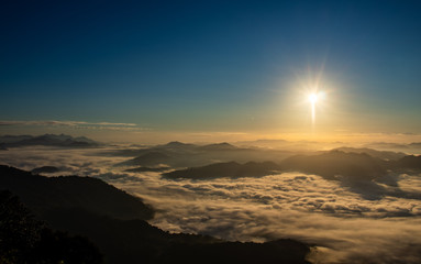 Paisagem com céu azul acima das nuvens 