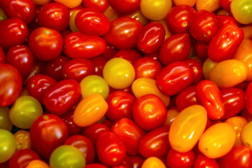 Fototapeta na wymiar red and yellow tomatoes texture