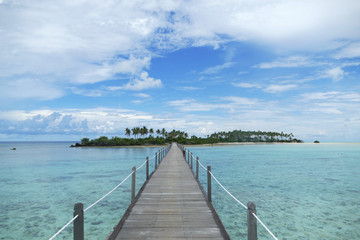 Fototapeta na wymiar Bridge in Paradise to Palm Island Virgin Cocoa - Maratua-Island Indonesia