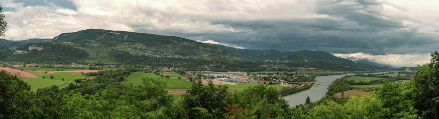 Obraz premium panoramique sur les montagnes du Bugey, sur la vallée du Rhône et sur les vignobles de Montalieu.